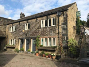 Over The Bridge Guest House, Ripponden